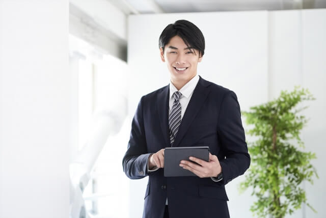 笑顔でカメラ目線の日本人男性ビジネスマン